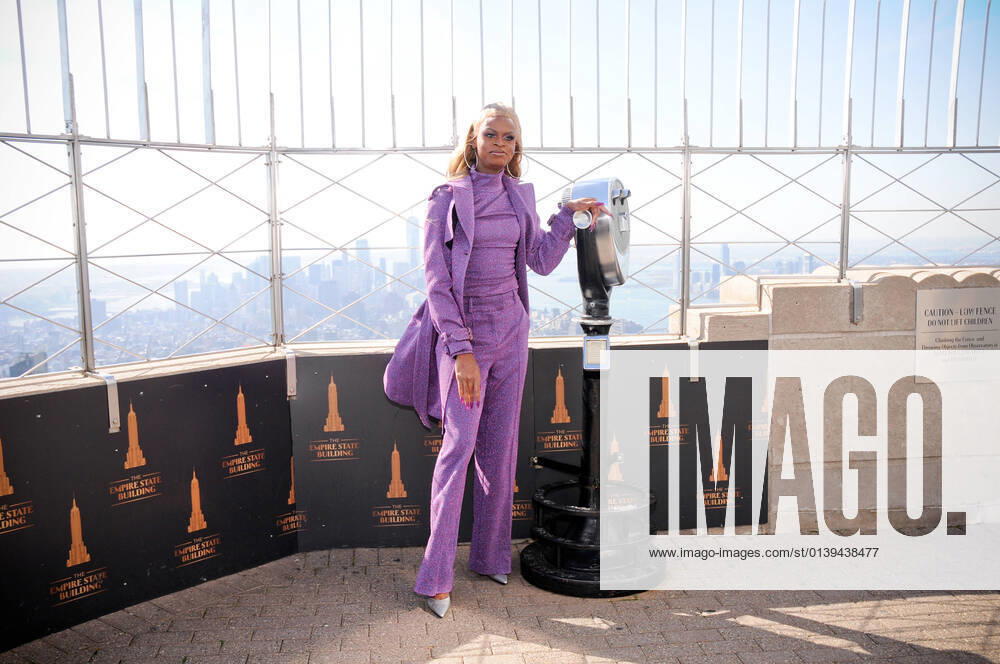 Bilder des Jahres 2021, Entertainment 10 Oktober Entertainment Themen der Woche KW42 October 21, 2021, New York, NY, United States: Model Symone (Reggie Gavin) poses for photos at the 86th floor observatory. .Symone, winner of RuPauls Drag Race Season 13 and current reigning champion, in association with Sally Hansen and GLAAD, visits the Empire State Building in celebration of Taking the Pledge and Spirit Day, in New York City. New York United States - ZUMAs197 20211021_zaa_s197_211
