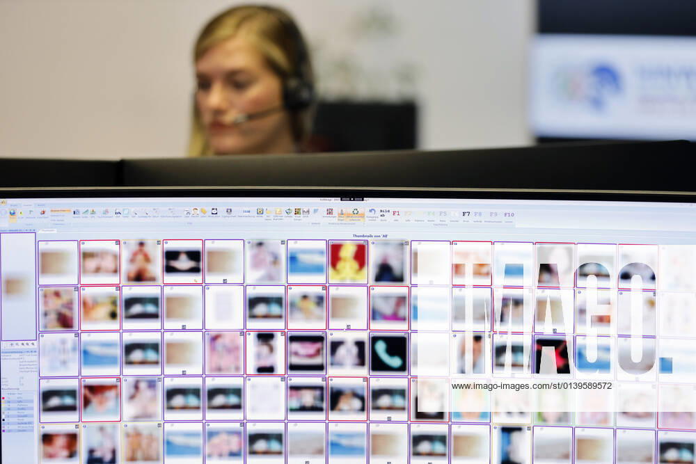 LKA-Mitarbeiterin beim Pressetermin zum Start des Hinweistelefons im Landeskriminalamt NRW. Das Hinweistelefon - Sexueller Missbrauch von Kindern und Jugendlichen unter der Rufnummer 0800 0431431 ist ein ergänzendes Angebot zur Notrufnummer der Polizei. Bürgerinnen und Bürgern können auf diesem Weg niedrigschwellig Hinweise zu auffälligem Verhalten oder Umständen und damit zu möglichem Kindesmissbrauch oder Kinderpornografie an die Polizei weitergeben. Düsseldorf