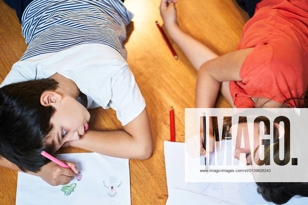 IMAGO Creative: Jahreszeit Winter, Fantasievoll drinnen spielen Boy and his sister drawing having fun at home Valencia, Valencian Community, Spain CR_VFKDPR211004-845725-01 ,model released, Symbolfoto