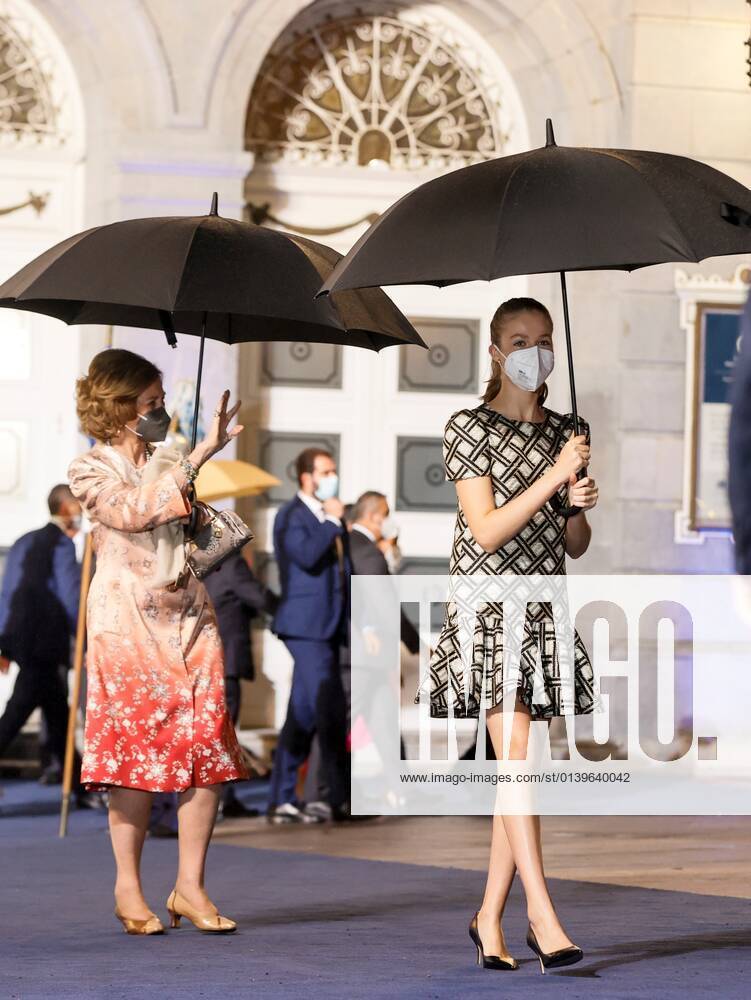 Princess of Asturias Leonor de Borbon and her grandmother Queen Sofia are pictured as they leaves the Campoamor theater in Oviedo city, Asturias, northern Spain, after the Princess of Asturias Awards awarding ceremony, 22 October 2021. Princess of Asturias Awards awarding ceremony !ACHTUNG: NUR REDAKTIONELLE NUTZUNG!