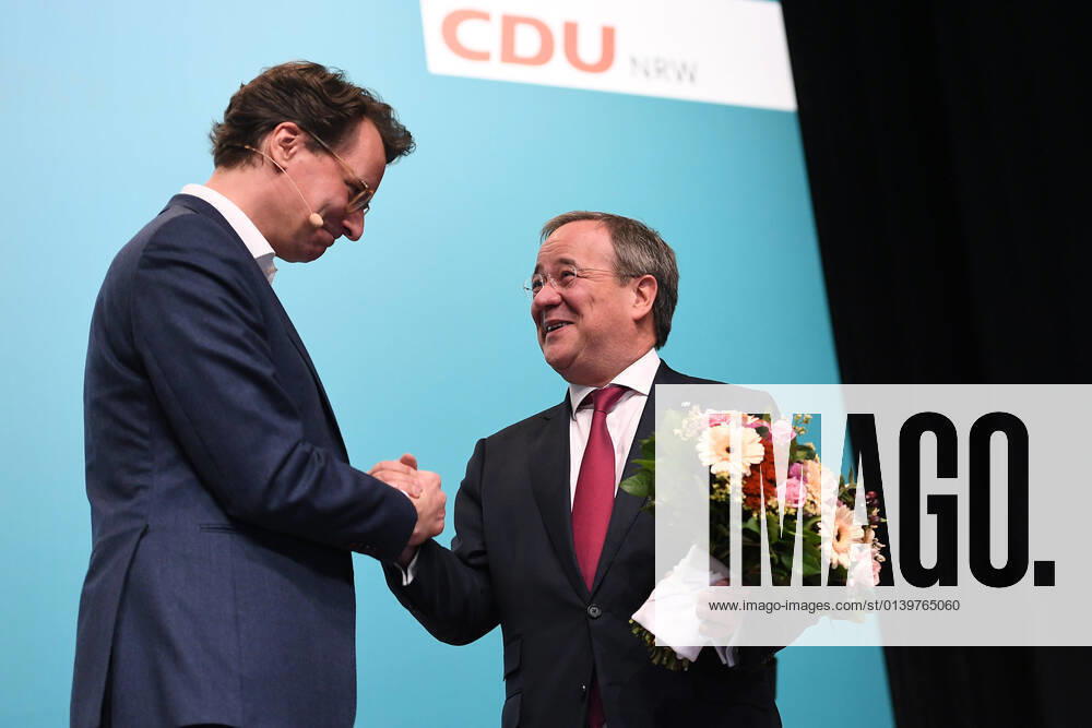 KW42 43. Landesparteitag der CDU Nordrhein-Westfalen am 23.10.2021 in der Stadthalle in Bielefeld Hendrik Wüst ( Landesvorsitzender CDU Nordrhein-Westfalen ), links - Armin Laschet ( Ministerpräsident Nordrhein-Westfalen ), rechts