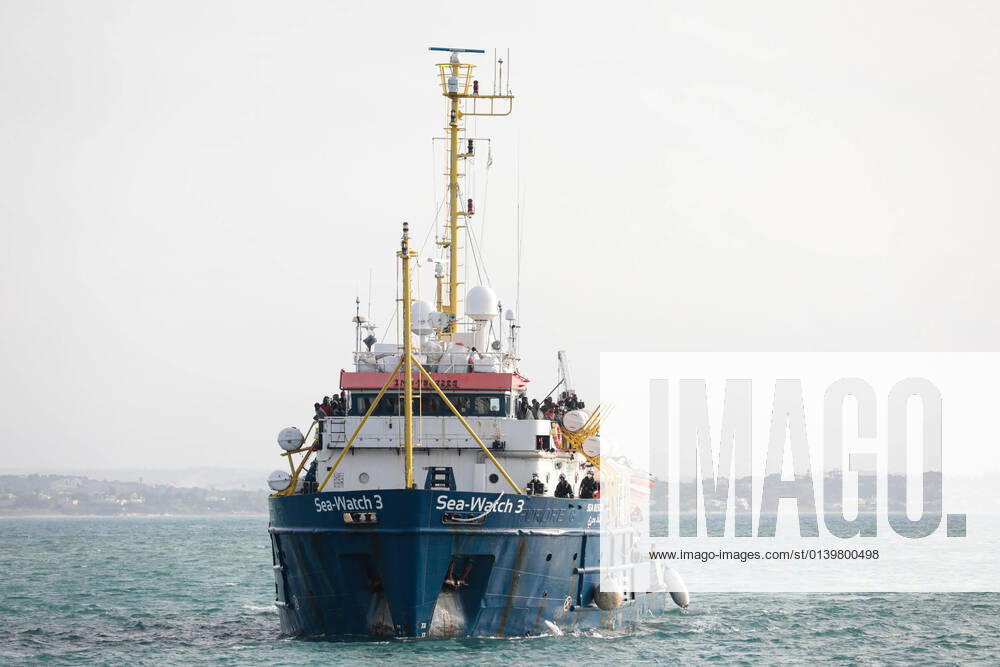 Pozzallo (Ragusa, Italy: Four hundred and six migrants disembark from the ONG ship Sea Watch 3 in Pozzallo, near Ragusa, Italy, 23 October 2021. ANSA FRANCESCO RUTA Pozzallo (Ragusa) Italy - ZUMAa110 20211023_zaf_a110_010