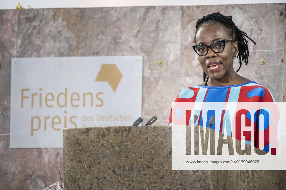 Bilder des Jahres 2021, Entertainment 10 Oktober Entertainment Themen der Woche KW42 Zum Abschluss der Frankfurter Buchmesse erhielt die Autorin Tsitsi Dangarembga (Foto) aus Simbabwe am Sonntag (24.10.2021) in der Frankfurter Paulskirche den Friedenspreis des Deutschen Buchhandels. Die 62-Jaehrige verbinde in ihrem kuenstlerischen Werk ein einzigartiges Erzaehlen mit einem universellen Blick, urteilte die Jury. Dangarembga sei deshalb nicht nur eine der wichtigsten Kuenstlerinnen ihres Landes, sondern auch eine weithin hoerbare Stimme Afrikas in der Gegenwartsliteratur . Der Friedenspreis ist mit 25.000 Euro dotiert. (Siehe epd-Meldung vom 24.10.2021) Tsitsi Dangarembga erhaelt Friedenspreis des Buchhandels