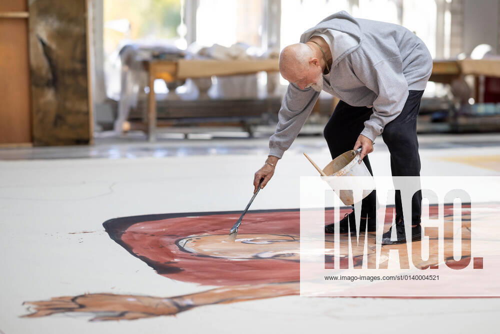 Markus Lüpertz Der Künstler Markus Lüpertz malt am Meininger Theater das Bühnenbild für die Oper La Boheme . Der Maler, Bildhauer und ehemalige Rektor der Düsseldorfer Kunstakademie gilt als einer der bekanntesten deutschen Gegenwartskünstler und wird Regie, Bühnenbild und Kostüme für die Puccini-Oper an dem Theater verantworten. Meiningen Thüringen DEUTSCHLAND