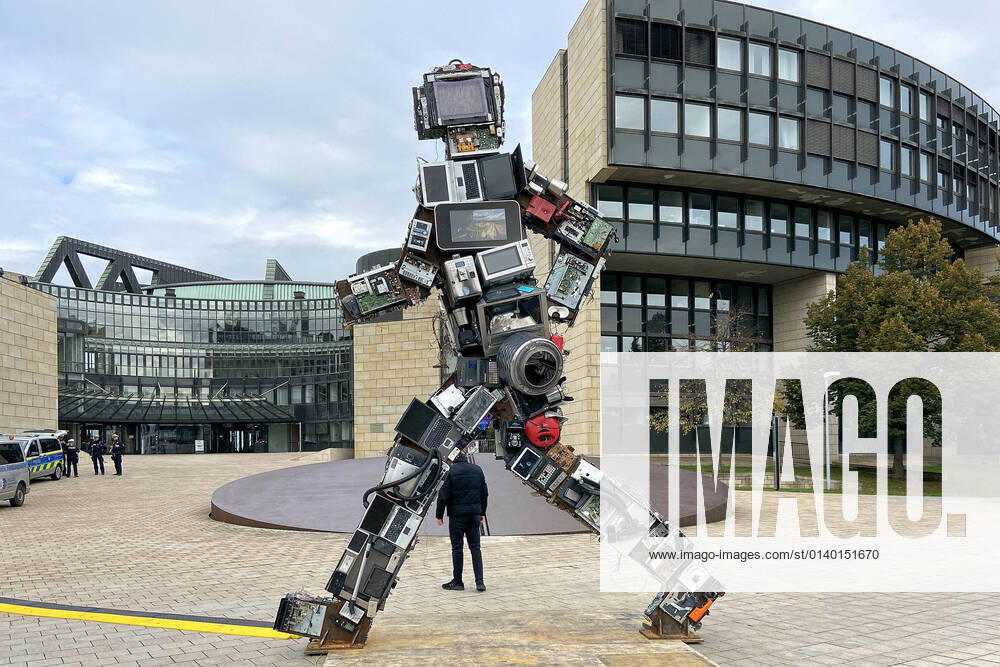 Wertgigant , eine sechs Meter hohe Skulptur aus Elektroschrott von dem Kölner Künstler HA Schult vor dem Düsseldorfer Landtag.