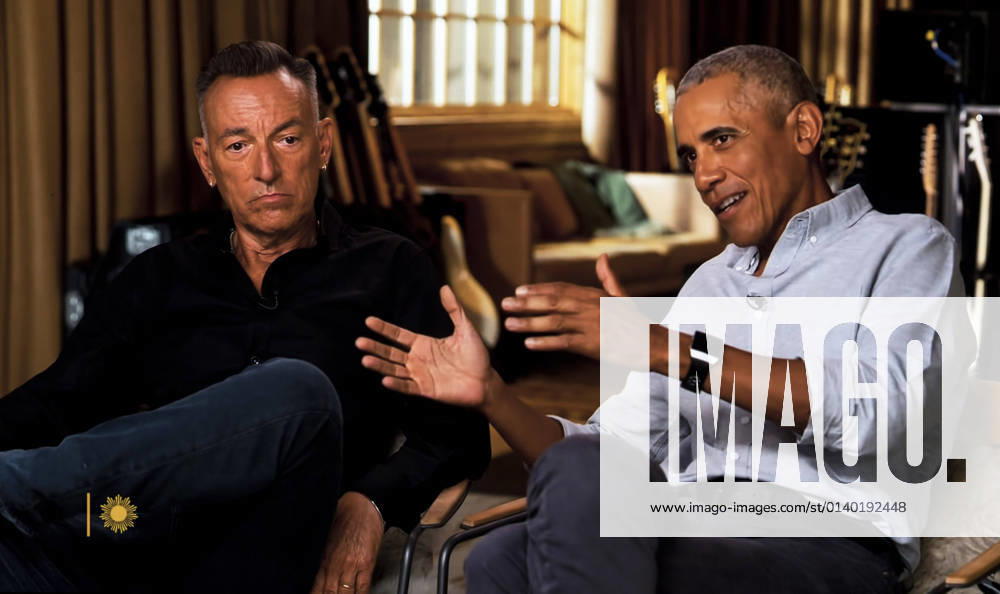 Colts Neck, New Jersey, USA - BRUCE SPRINGSTEEN and BARACK OBAMA are interviewed by CBS s Anthony Mason prior to the release of their new book, Renegades: Born in the USA. The book is based on their year-old joint podcast, also called Renegades. Colts Neck USA - ZUMAce6_ 20211025_zaf_ce6_014