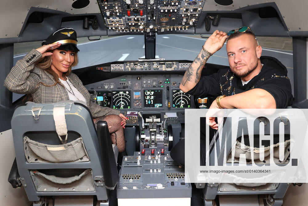 Cora Schumacher und Eric Sindermann beim Fototermin in einem Flugsimulator auf dem Historischen Flughafen am 27.10.2021 in der Motorworld Köln Himmlischer Ausflug für Cora Schumacher in Köln