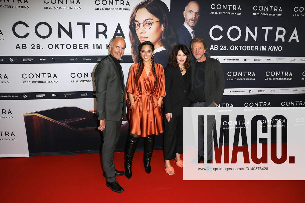 Christoph Maria Herbst, Nilam Farooq, Iris Berben und Regisseur Sönke Wortmann bei der Contra Kino Premiere am 27.10.2021 in Berlin Contra Filmpremiere in Berlin