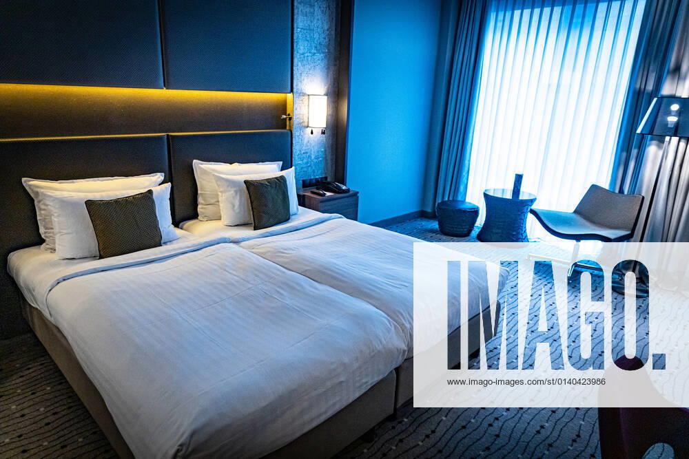 DEU, Deutschland, Berlin, 24.10.2021: Steigenberger Hotel Am Kanzleramt, Hotelzimmer. Deutsche Hospitality, vormals Steigenberger Hotel Group, im Besitz der Huazhu Group. Bett, Hotelbett, Doppelbett