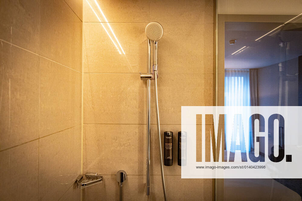 DEU, Deutschland, Berlin, 24.10.2021: Steigenberger Hotel Am Kanzleramt, Hotelzimmer. Deutsche Hospitality, vormals Steigenberger Hotel Group, im Besitz der Huazhu Group. Badezimmer, Dusche