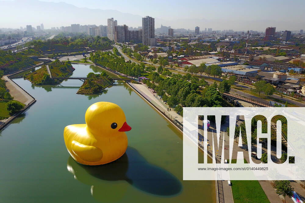 The eighth version of Hecho En Casa Entel begins, with works such as the Rubber Duck in the Parque de la Familia in the Quinta Normal district, Santiago Chile Aton 555082