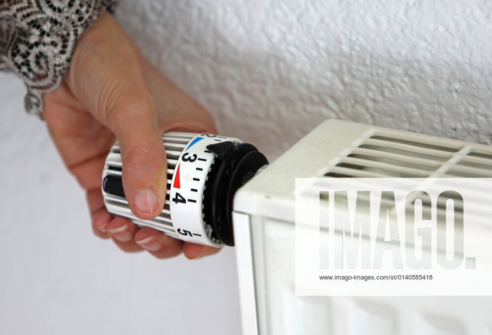 Ein Heizungsregler in einer Wohnung wird aufgedreht. Ein Heizungsregler in einer Wohnung wird aufgedreht. Germany
