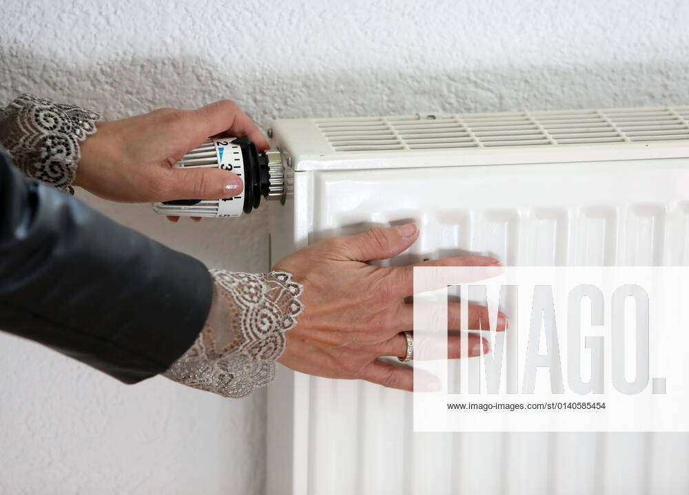 Ein Heizungsregler in einer Wohnung wird aufgedreht. Ein Heizungsregler in einer Wohnung wird aufgedreht. Germany
