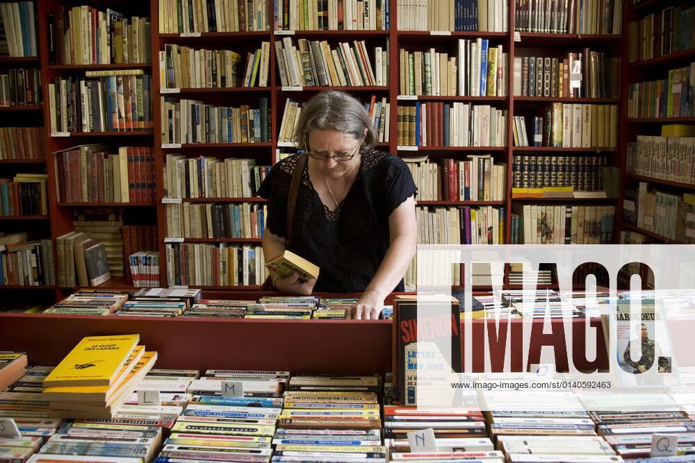 Frau in Buchhandlung, Bücherdorf Redu, Ardennen, Buch, Bücher, Belgien, Europa