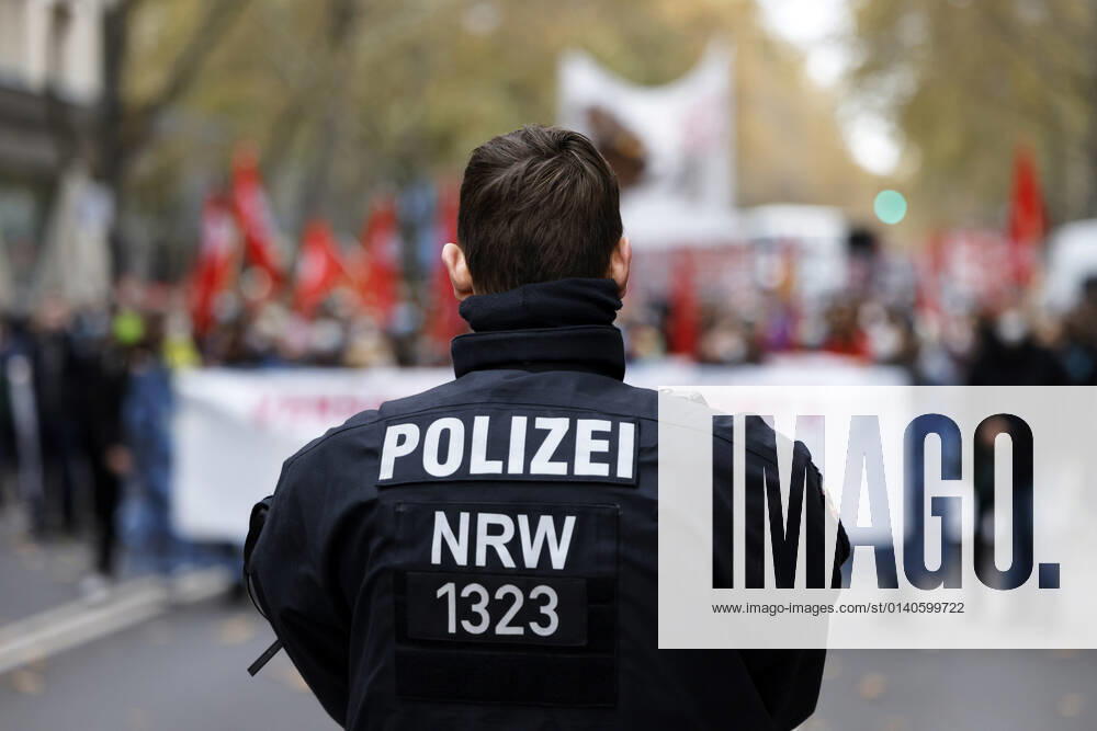 Mehrere Tausend Menschen demonstrieren am Samstag in Köln gegen die Reform des NRW-Versammlungsgesetz, darunter Klima-Demonstranten, Fußballfans und linksradikale Gruppen. Die Polizei begleitete den Demozug mit einem Großaufgebot und warnte im Vorfeld vor Krawallen. Im Bild Polizist. Köln