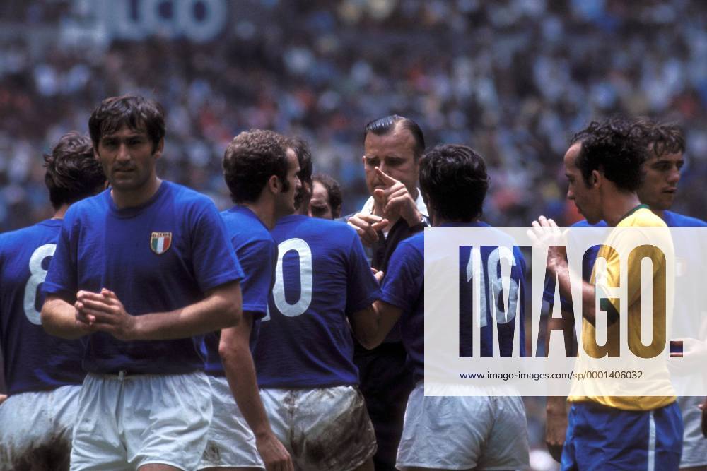 Schiedsrichter Rudi Glöckner (DDR) umringt von Spielern - v.re.: Tostao (Brasilien), Giancarlo de Sisti, Mario Bertini und Sandro Mazzola, Tarcisio Burgnich (alle Italien) Fußball WM Herren Weltmeisterschaft 1970, Nationalmannschaft, Nationalteam, Nationaltrikot, Finale, Endspiel Gruppe Länderspiel Mexiko City, Rudolf