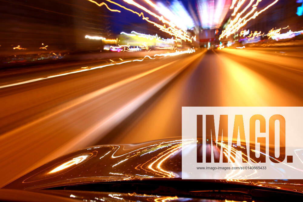 IMAGO Creative: Dichotomien, Reflexionen - Architektur IMAGO Creative: Dichotomien, Reflexionen speed drive on car at night motion blurred
