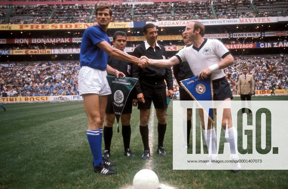 Begrüßung vor dem Halbfinale der WM 1970, v.re.: Uwe Seeler (BR Deutschland), Schiedsrichter Arturo Yamasaki (Peru), Linienrichter Guillermo Velasquez (Kolumbien), Giacinto Facchetti (Italien) Fußball WM Herren Weltmeisterschaft 1970, Nationalmannschaft, Nationalteam, Nationaltrikot, Länderspiel, Halbfinale Gruppe Schiri, Referee, Unparteiischer Mexiko City
