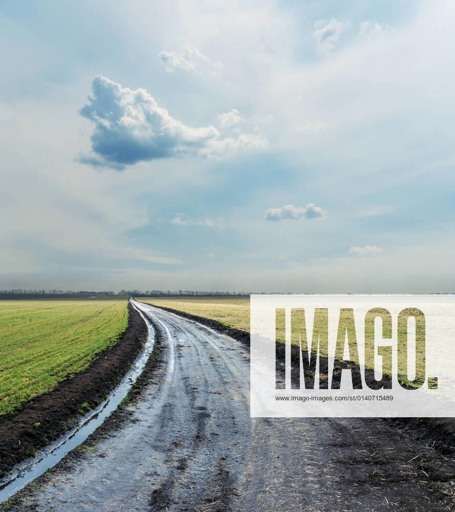 IMAGO Creative: Ende des Sommers wet country road under cloudy sky