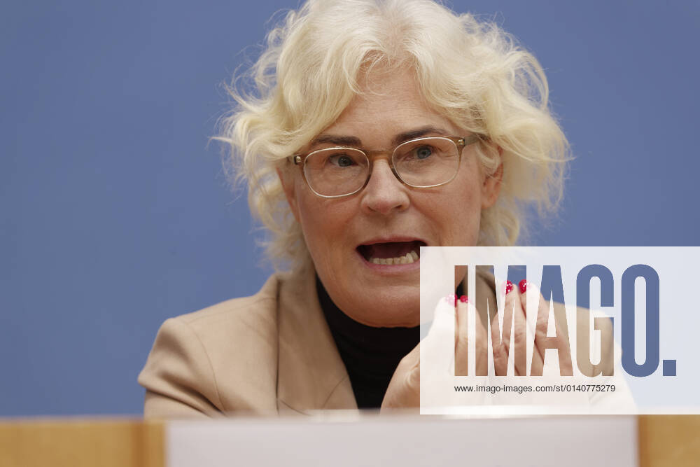 Bericht Terroropfer-Beauftragter vorgelegt 2021-11-02, Deutschland, Berlin - Bundespressekonferenz: Christine Lambrecht (SPD), Geschäftsführende Bundesministerin für Justiz und Verbraucherfragen, der Beauftragte der Bundesregierung für die Anliegen von Opfern und Hinterbliebenen von terroristischen Straftaten im Inland legen den Abschlussbericht des Beauftragten vor.