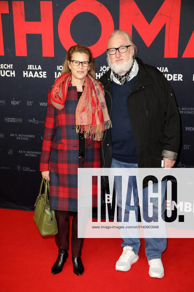 Leslie Malton und Felix von Manteuffel bei der Lieber Thomas Kino Premiere am 3.11.2021 in Berlin Lieber Thomas Filmpremiere in Berlin