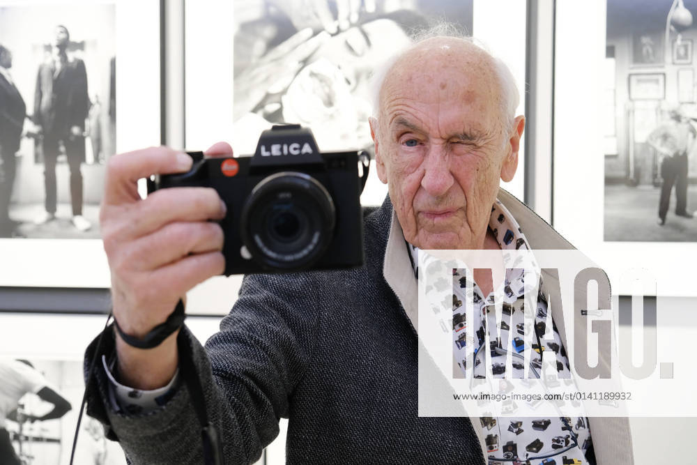 Düsseldorf 06.11.2021 Fotojournalist Bildjournalist Fotograf Thomas Hoepker besuchte seine Foto-Austellung Wanderlust in der Leica Galerie Königsallee Düsseldorf Nordrhein-Westfalen Deutschland