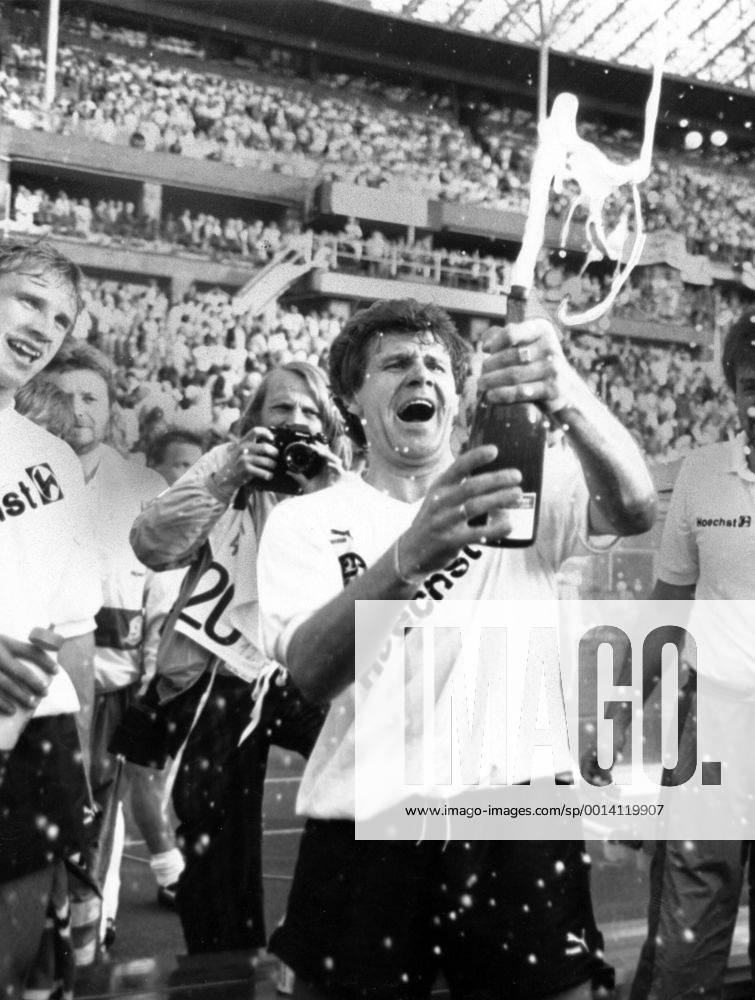 Fußball, DFB-Pokalfinale 1987 1988, Eintracht Frankfurt - VfL Bochum Eintracht Frankfurt ist DFB Pokalsieger 1988, Wldozimierz Smolarek lässt die Korken knallen