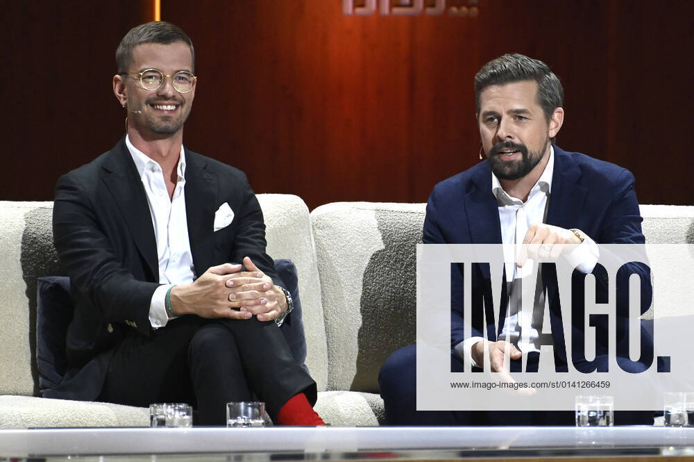 Joko Winterscheidt und Klaas Heufer-Umlauf in der ZDF-Unterhaltungsshow Wetten, dass..? live aus der Messehalle. Nürnberg