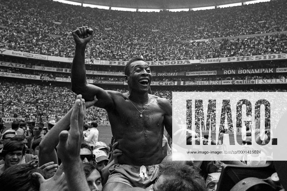IMAGO Iconic Moments, Fußball Weltmeister Pele (Brasilien) jubelnd auf den Schultern der Fans Historie, Fußball WM Herren Weltmeisterschaft 1970, Nationalmannschaft, Nationalteam, Finale, Endspiel, Brasilien Totale Fußballhistorie, Weltmeisterschaftshistorie Mexico City, Historie, Emotionen Glück Begeisterung, Freude,