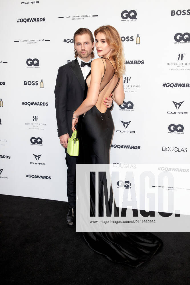 GQ Men Of The Year Awards 2021 Teppich Stefanie Giesinger mit Freund Marcus Butler auf dem roten Teppich bei der Verleihung der GQ Men Of The Year Awards 2021 im Hauptstadtrestaurant Gendarmerie in Berlin.