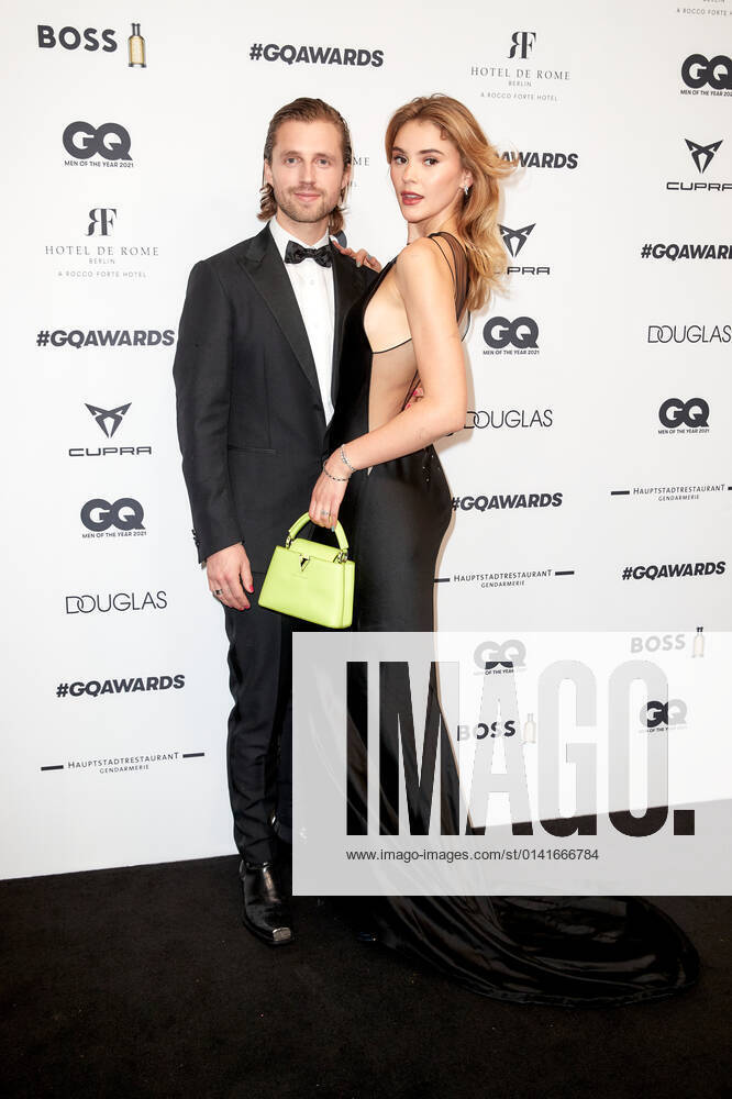 GQ Men Of The Year Awards 2021 Teppich Stefanie Giesinger mit Freund Marcus Butler auf dem roten Teppich bei der Verleihung der GQ Men Of The Year Awards 2021 im Hauptstadtrestaurant Gendarmerie in Berlin.