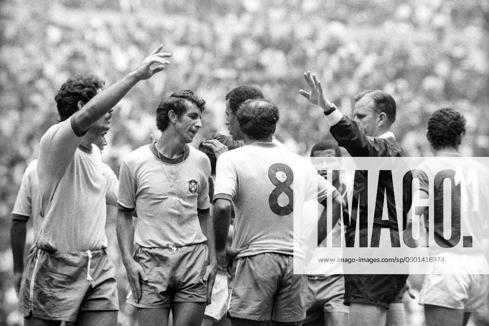 Schiedsrichter Rudi Glöckner (DDR) umringt von Spielern, v.li.: Roberto Rivelino, Piazza und Gerson (alle Brasilien) Fußball WM Herren Weltmeisterschaft 1970, Nationalmannschaft, Nationalteam, Nationaltrikot, Länderspiel, Finale, Gruppe Mexico-City, Rudolf