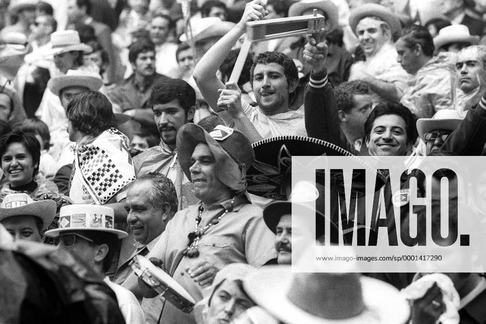 Brasilianische Fans bei der WM 1970 Fußball WM Herren Weltmeisterschaft 1970, Nationalmannschaft, Nationalteam, Nationaltrikot, Länderspiel, Finale, Totale Mexico City Freude,
