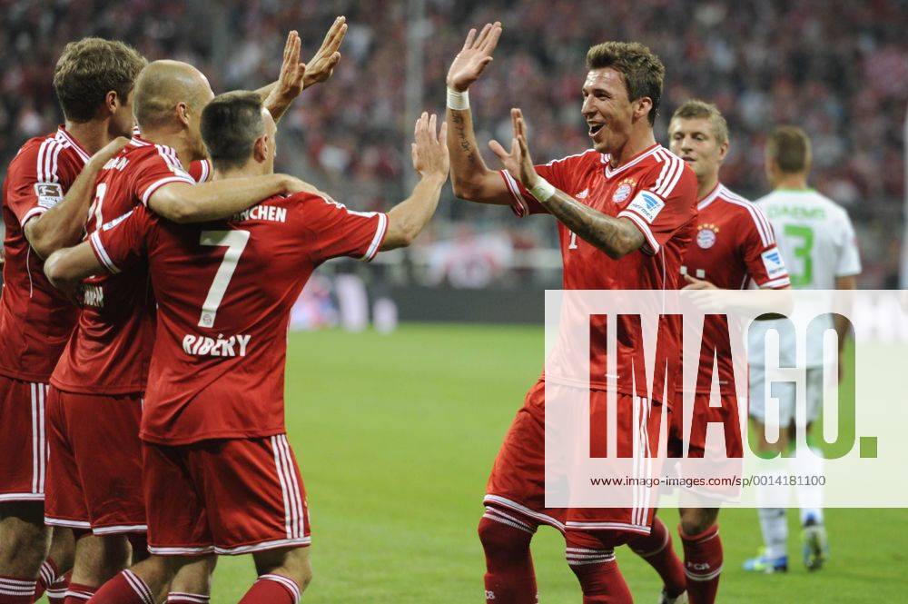 Jubel,Freude,Begeisterung, Mario MANDZUKIC (Bayern Muenchen,re) nach Tor zum 2-0 mit Mitspielern,v.li:Thomas MUELLER (MÜLLER,Bayern Muenchen),Arjen ROBBEN (Bayern Muenchen),Franck RIBERY (Bayern Muenchen).Aktion. Fussball 1. Bundesliga, 1. Spieltag, FC Bayern München (M) - Borussia Mönchengladbach (MG) 3-1, am 09.08.2013 in München Deutschland.