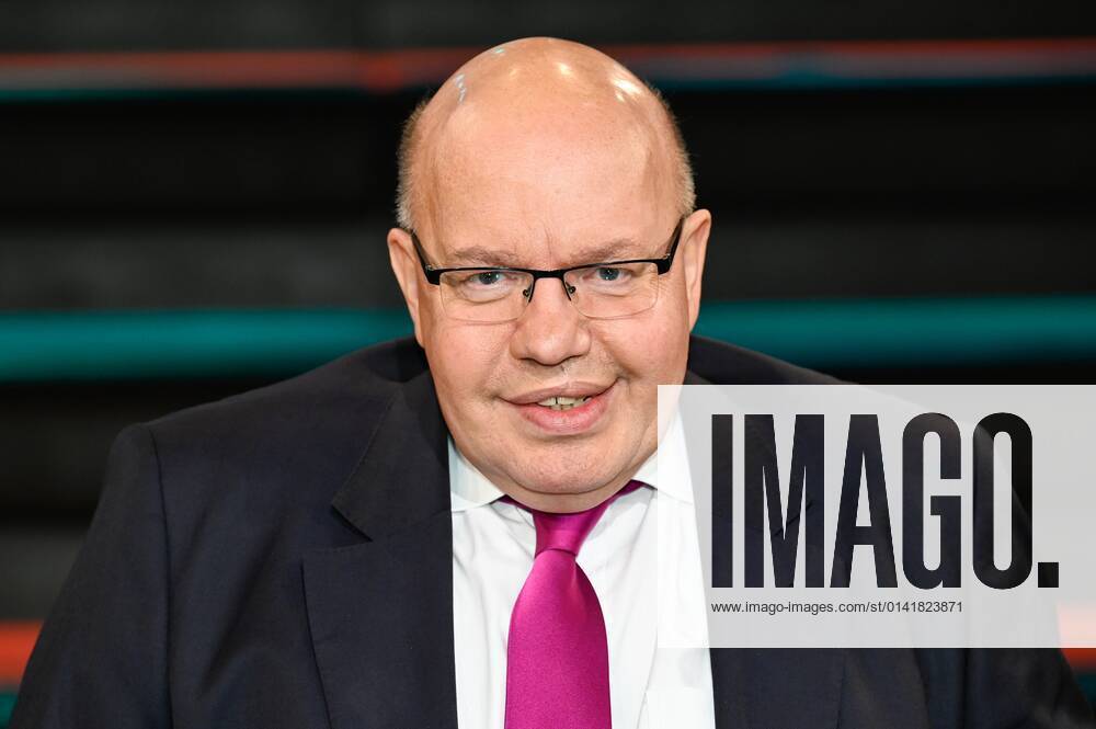 Peter Altmaier (Politiker) 11 21 her Peter Altmaier am 9. November 2021 in Markus Lanz , ZDF TV Fernsehen Talkshow Talk Show Deutschland deutsch deutscher Mann Bundeswirtschaftsminister Minister CDU Bundesminister Wirtschaft german male politician quer halb Porträt lächelnd