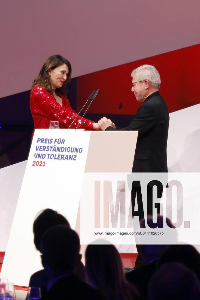 Iris Berben und Daniel Libeskind bei der Verleihung des Preises für Verständigung und Toleranz im Glashof des Jüdischen Museums. Berlin