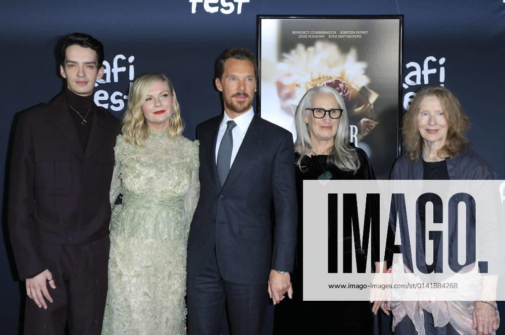Kodi Smit-McPhee, Kirsten Dunst, Benedict Cumberbatch, Jane Campion und Frances Conroy bei der Premiere des Kinofilms The Power of the Dog im TCL Chinese Theater. Los Angeles