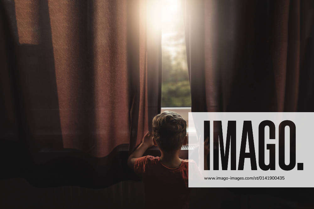 IMAGO Creative: Gesellschaft, Armut IMAGO Creative: Jahreszeit Winter, Fantasievoll drinnen spielen Back view of boy peaking outside through windows Szczecin, West Pomeranian Voivodeship, Poland CR_XCKH21111565-860684-01 ,model released, Symbolfoto