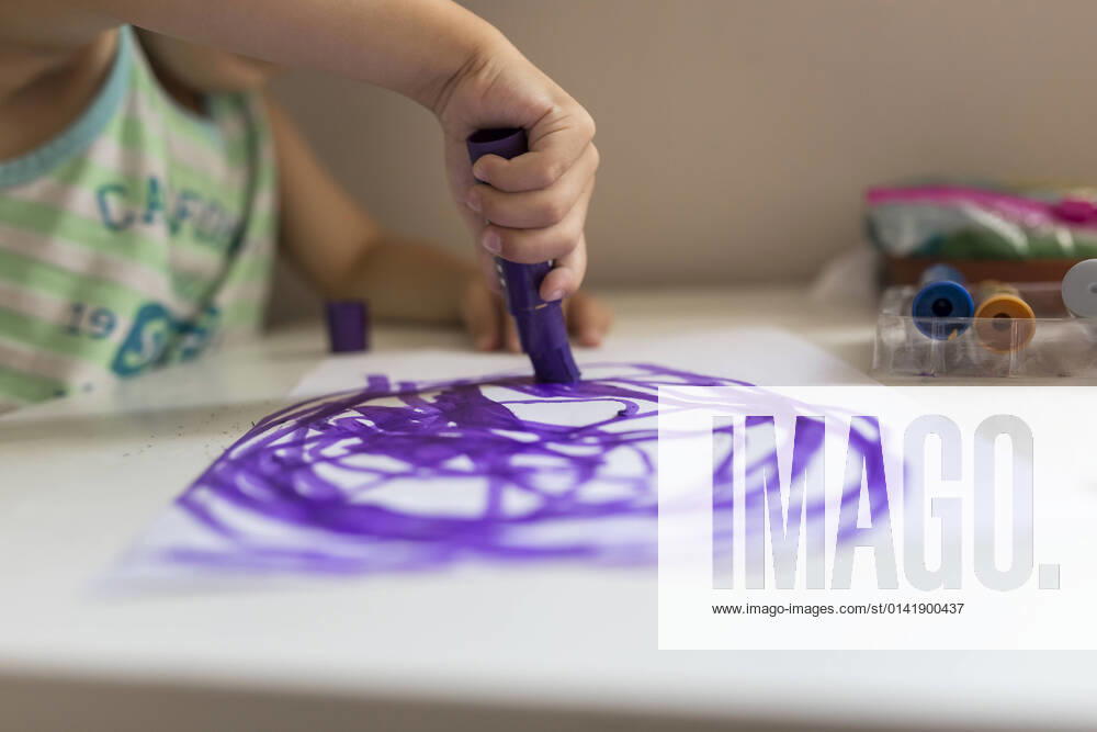IMAGO Creative: Gesellschaft, Integration Hand of small child learning to drew with purple marker Szczecin, West Pomeranian Voivodeship, Poland CR_XCKH21111565-860686-01 ,model released, Symbolfoto