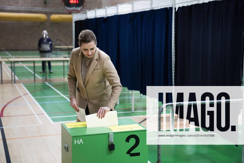 Statsminister Mette Frederiksen (S) stemmer i Hareskov tirsdag den 16. november 2021. Den 16. november er der kommunalvalg og regionsraadsvalg i Danmark. , Copenhagen Denmark