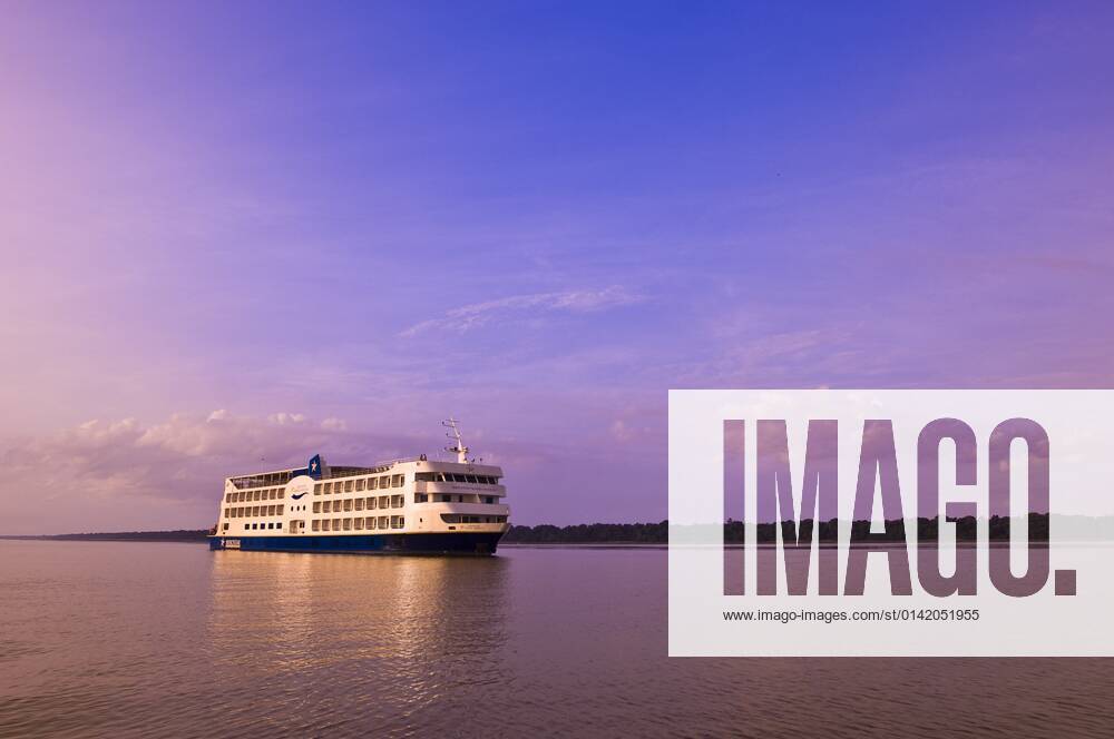 Iberostar Grand Amazon Kreuzfahrtschiff auf dem Amazonas , Brasilien, Amazonasgebiet Iberostar Grand Amazon Cruise Ship on the Amazon River, Brazil, Amazon region BLWS657115