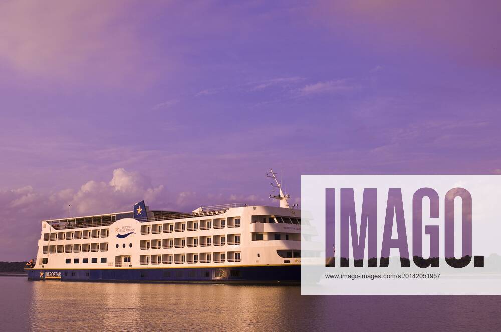 Iberostar Grand Amazon Kreuzfahrtschiff auf dem Amazonas , Brasilien, Amazonasgebiet Iberostar Grand Amazon Cruise Ship on the Amazon River, Brazil, Amazon region BLWS657116