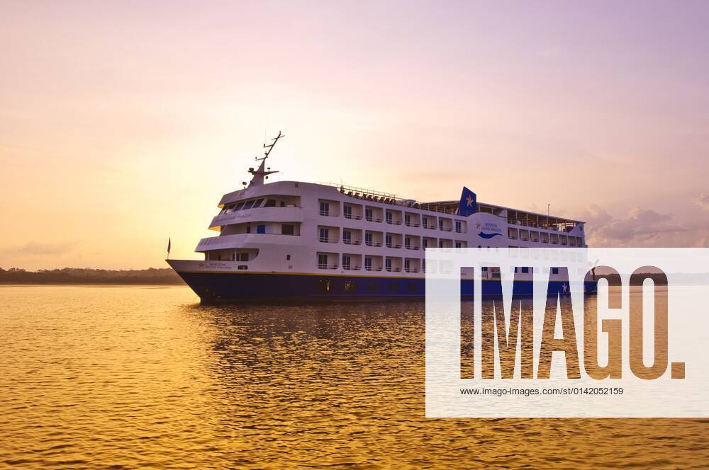 Iberostar Grand Amazon Kreuzfahrtschiff auf dem Amazonas , Brasilien, Amazonasgebiet Iberostar Grand Amazon Cruise Ship on the Amazon River, Brazil, Amazon region BLWS657113