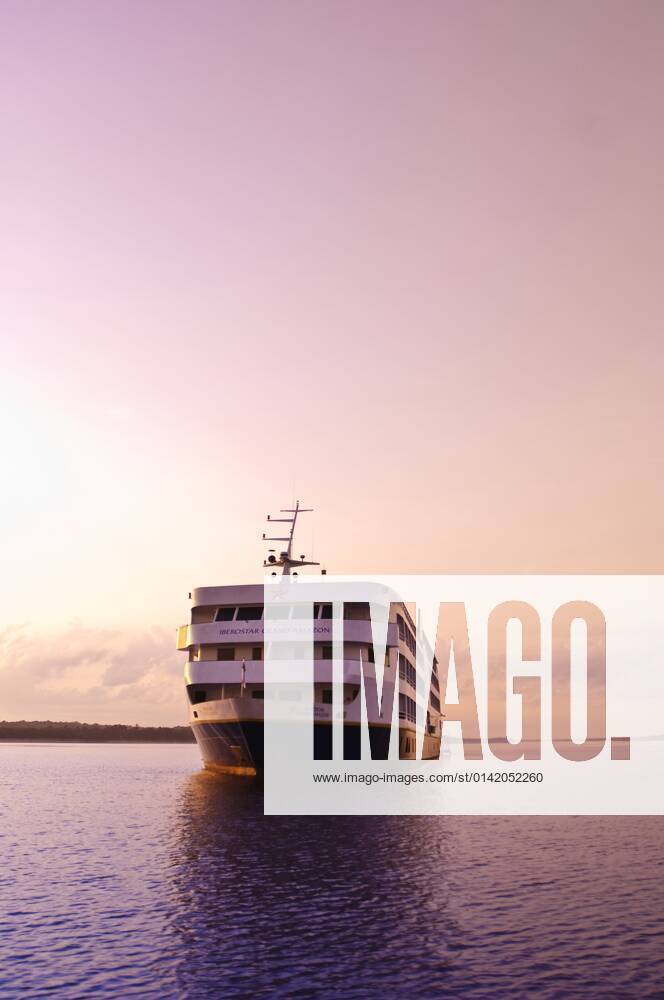 Iberostar Grand Amazon Kreuzfahrtschiff auf dem Amazonas , Brasilien, Amazonasgebiet Iberostar Grand Amazon Cruise Ship on the Amazon River, Brazil, Amazon region BLWS657114