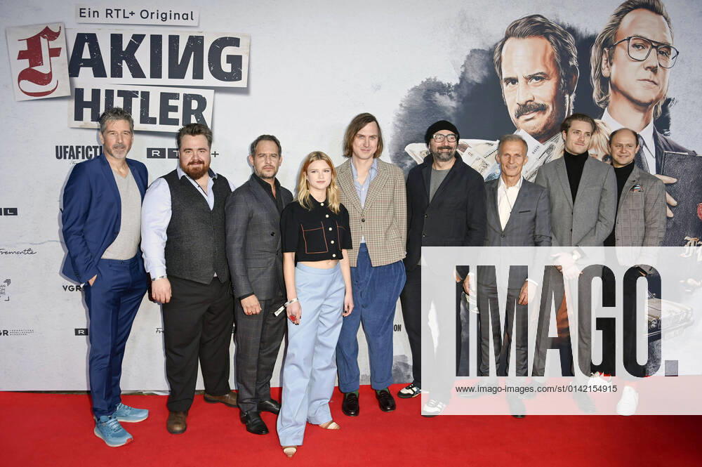 Bilder des Jahres 2021, Entertainment 11 November Entertainment Themen der Woche KW46 Wolfgang Groos, Tristan Seith, Moritz Bleibtreu, Sinje Irslinger, Lars Eidinger, Tobi Baumann, Richard Sammel, Lukas T. Sperber und Gast bei der Premiere der RTL+-Serie Faking Hitler im Delphi Filmpalast. Berlin