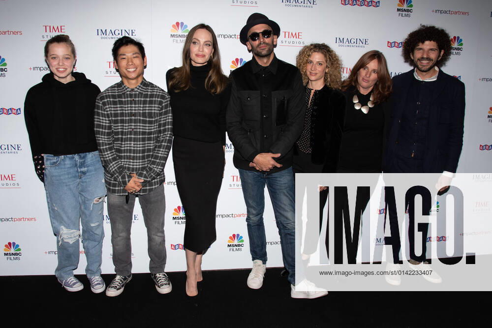 Los Angeles, California - Shiloh Jolie-Pitt, Pax Jolie-Pitt, Angelina Jolie. JR, Sara Bernstein, Amanda Spain, Marc Azoulay. The Los Angeles Premiere of Paper and Glue: A JR Project . Photo Credit: Billy Bennight AdMedia 274700 2021-11-18 California Los Angeles