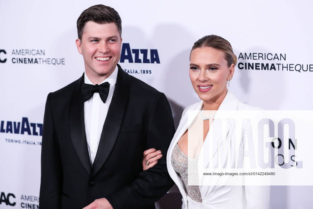 Bilder des Jahres 2021, Entertainment 11 November Entertainment Themen der Woche KW46 35th Annual American Cinematheque Awards Honoring Scarlett Johansson Comedian Colin Jost and wife actress Scarlett Johansson wearing Versace arrive at the 35th Annual American Cinematheque Awards Honoring Scarlett Johansson held at The Beverly Hilton Hotel on November 18, 2021 in Beverly Hills, Los Angeles, California, United States. Beverly Hills California United States