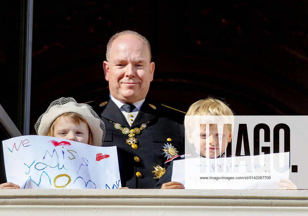 Monte Carlo Prince Jacques and Princess Gabriella with a drawing for their mother with the tekst We miss you mommy and We love our Mommy and Prince Albert II of Monaco on the balcony during the Monaco national day celebrations in Monaco. Â