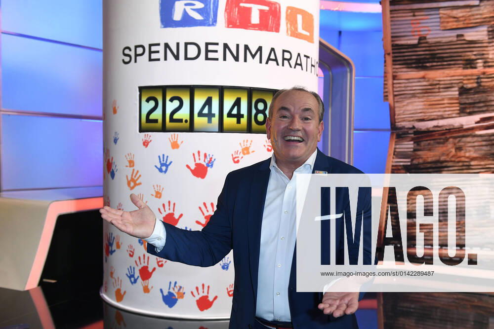 RTL-Spendenmarathon 2021 am 19.11.2021 im EMG Studio 8 in Hürth Wolfram Kons präsentiert den Endstand ( EUR 22.448.676 ) beim RTL-Spendenmarathon 2021 am 19.11.2021 im EMG Studio 8 in Hürth.