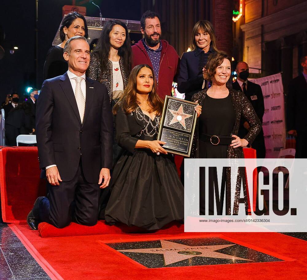 Bilder des Jahres 2021, Entertainment 11 November Entertainment Themen der Woche KW46 Salma Hayek poses with her star award with Eric Garrett, Adam Sandler, Chloe Zhao and friends before receiving her star on the Hollywood Walk of Fame, in Los Angeles, US, 19 November 2021. Actress Salma Hayek receives her star on the Hollywood Walk of Fame !ACHTUNG: NUR REDAKTIONELLE NUTZUNG!